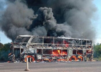 San José: se incendió un ómnibus de larga distancia sobre la ruta nacional 105