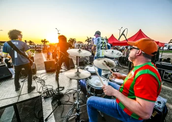 Al Caer el Sol hizo brillar el domingo posadeño con música y radio en vivo