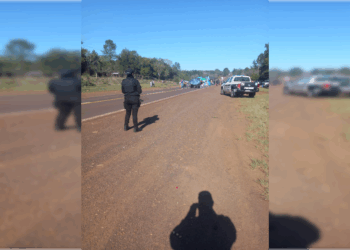 Docentes autoconvocados mantienen un corte total en la Ruta Nacional 12 en General Urquiza