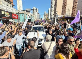 Atacaron con piedras la caravana de Milei en Lomas de Zamora