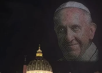 Miles de drones iluminaron el Vaticano para homenajear al papa Francisco