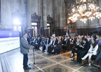 Distinguieron en el Senado al gobernador Ricardo Quintela