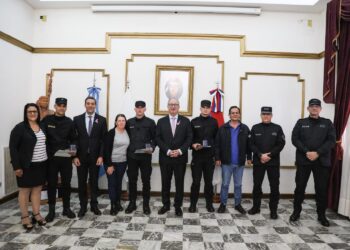 Passalacqua condecoró a los policías que le salvaron a vida a un bebé con maniobras de Heimlich
