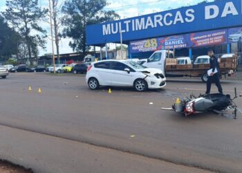 Dos personas resultaron lesionadas en una colisión entre un auto y una moto