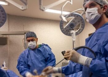 El robot Da Vinci marca un nuevo hito quirúrgico en el Hospital Madariaga con una cirugía urológica única en el país