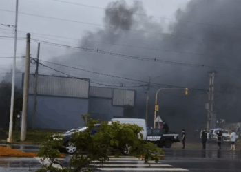 Garupá: voraz incendio en un frigorífico y trabajan varias dotaciones de Bomberos