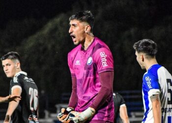 Un arquero argentino convirtió un gol de arco a arco en el fútbol uruguayo