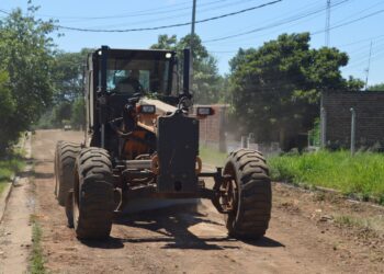 Avanzan con el mantenimiento y apertura de calles en los barrios