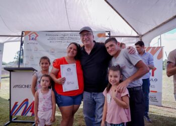 Passalacqua entregó 121 instrumentos de regularización dominial en Azara