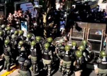 Enfrentamiento entre Gendarmería y los manifestantes frente al Congreso