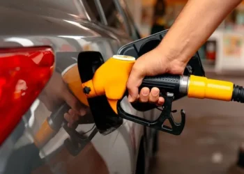 Aseguran que baja la nafta: a cuánto disminuirá y a partir de cuándo