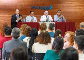 Salud pública y la Unam certificaron a nuevos residentes en áreas estratégicas