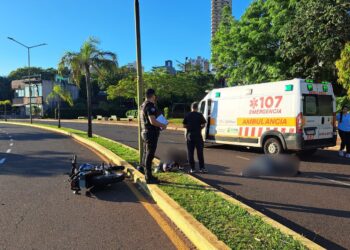 Dos jóvenes resultaron heridos tras el despiste de una motocicleta en la Costanera de Posadas