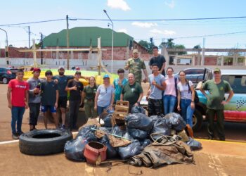 El Parque Nacional Iguazú participó de la limpieza del arroyo San Francisco en Comandante Andresito