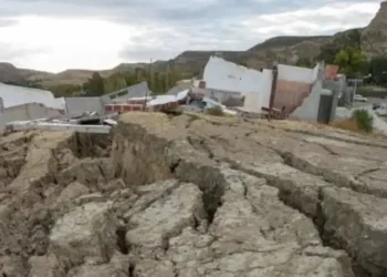 Drama en Comodoro Rivadavia: 90 familias evacuadas por el desplazamiento de un cerro