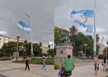 Tras dos semanas, volvió a izarse la bandera en la Casa Rosada, pero se rompió