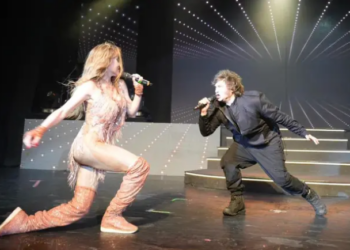 Mientras la patagonia se incendia y cierran fábricas, Milei canta con Fátima Florez