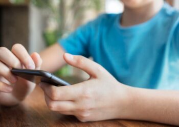 Francia avanza en una ley para prohibir el acceso a redes sociales a menores de 15 años