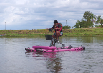 El municipio suma bicicletas acuáticas como nueva alternativa recreativa en la Costanera