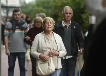 Obligarán a los estatales de 65 años a jubilarse aunque no tengan aportes