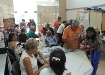 Los adultos mayores se preparan para los Carnavales