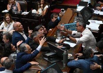 El oficialismo aprobó en Diputados la reforma laboral en una sesión tensa y marcada por escándalos