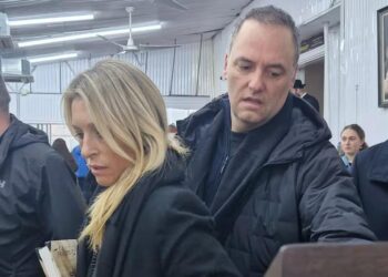 Adorni criticó los viajes de Alberto Fernández y ahora viajó en el avión presidencial con su esposa