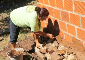 Posadas apuesta al barro: bioconstrucción para viviendas saludables y accesibles