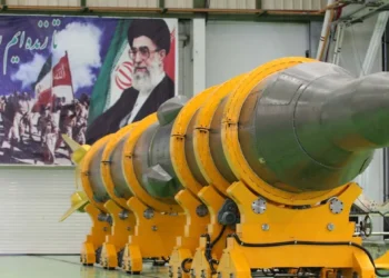 Irán despliega su poder balístico y lanza por primera vez el misil Sejil contra Israel
