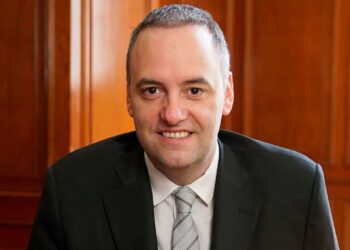 Denuncian a Manuel Adorni por presuntas irregularidades en contrataciones