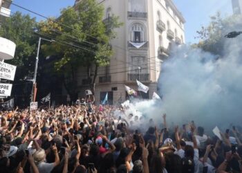 Cristina Kirchner colocó en su balcón una bandera con la consigna «Memoria, Verdad y Justicia»