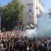 Cristina Kirchner colocó en su balcón una bandera con la consigna «Memoria, Verdad y Justicia»