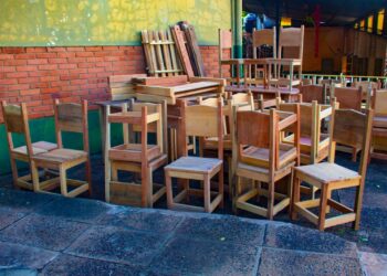 Entregaron mobiliario fabricado con madera decomisada