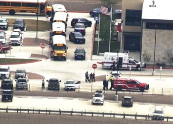 Alumno hirió a una profesora y se suicidó en una secundaria de Texas