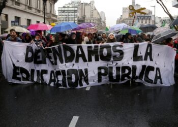 Más de mil docentes dejan de enseñar en la Universitad Tecnológica Nacional por los bajos sueldos universitarios