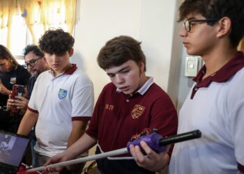 Entregan equipamiento tecnológico para estudiantes posadeños con discapacidad visual