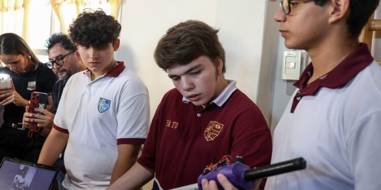 Entregan equipamiento tecnológico para estudiantes posadeños con discapacidad visual