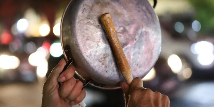 Cacerolazo en Chile por el aumento de combustibles