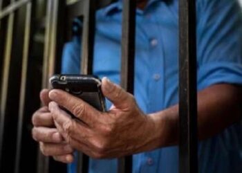 Autorizan el bloqueo de celulares en las cárceles federales