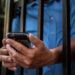 Autorizan el bloqueo de celulares en las cárceles federales