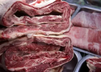 La carne impulsó la inflación en marzo y ya hay municipios que pagan sueldos con vales