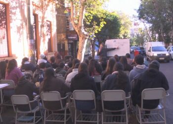 Docentes universitarios realizan paro activo con clases abiertas en Exactas