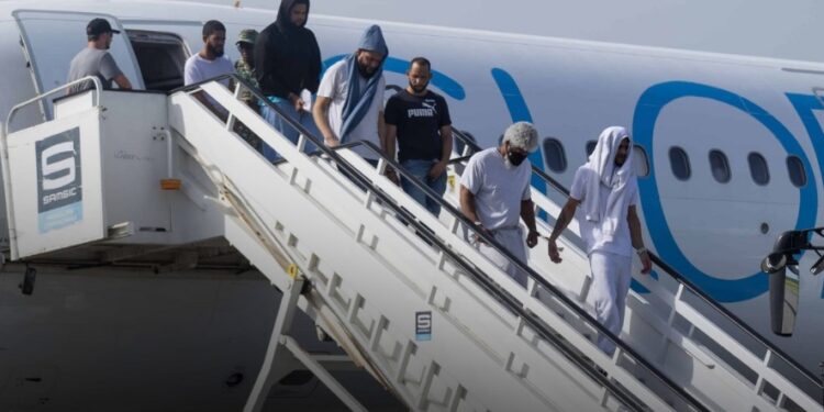 Paraguay recibe a deportados desde Estados Unidos bajo un acuerdo de tercer país seguro