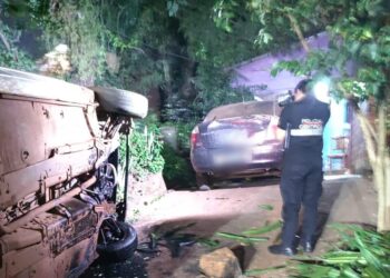 Perdió el control del auto, chocó y terminó dentro de una casa, en Puerto Iguazú