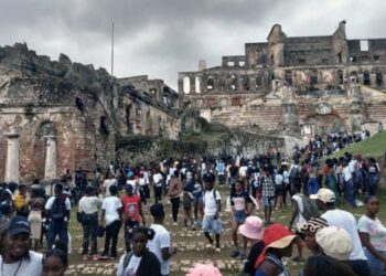Una estampida en un monumento histórico deja 30 muertos en Haití