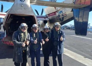 Milei viajó a Mar del Plata para fotografiarse en el portaaviones estadounidense USS Nimitz