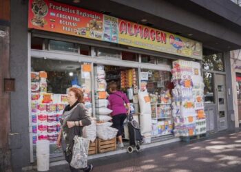 Las ventas en comercios minoristas cayeron en marzo y acumulan 11 meses consecutivos en baja