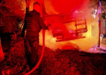 Incendio en Villa Bonita: tres vehículos fueron destruidos en un garaje