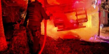 Incendio en Villa Bonita: tres vehículos fueron destruidos en un garaje