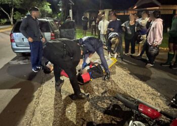 Choque entre un auto y una moto en Posadas: dos jóvenes resultaron heridos